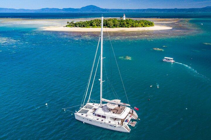 Cruzeiro de dia inteiro com navegação e mergulho com snorkel nas Ilhas Baixas saindo de Port Douglas