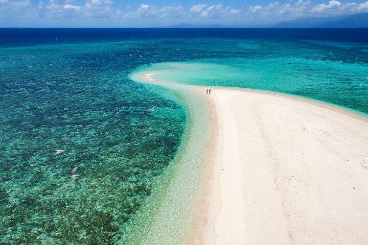 Aventura de vela e mergulho com snorkel em Outer Reef Mackay Cay saindo de Port Douglas