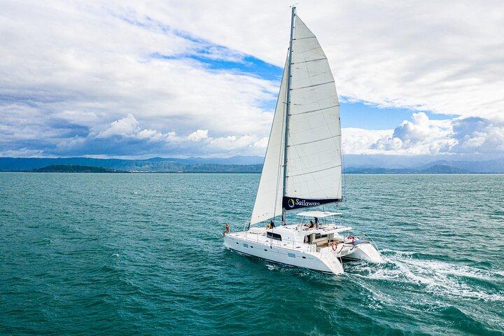 À tarde, mergulho com snorkel em Low Isles e navegação ao pôr do sol saindo de Port Douglas