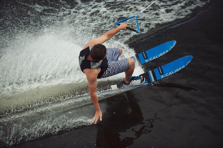 1 halbtägige Wasserski-, Wakeboard- oder Wakesurf-Lektion – maximal 5 Personen