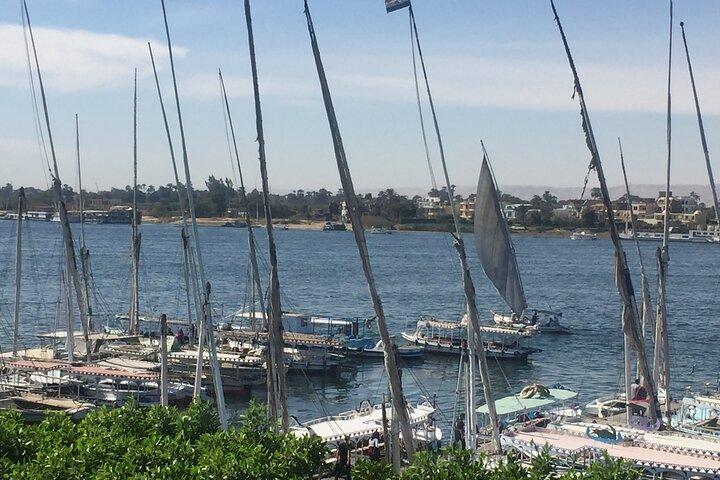一晩滞在するルクソールへのプライベート2日間旅行