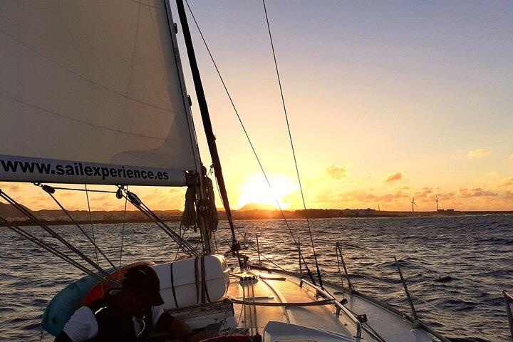 Tour privato in barca a vela al tramonto da Corralejo Fuerteventura 3 ore