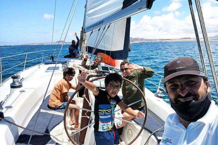 ロボス島周辺の 3 時間小グループ セーリング ツアー
