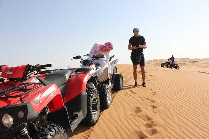 Quadsafari in de woestijn van Dubai met barbecuediner