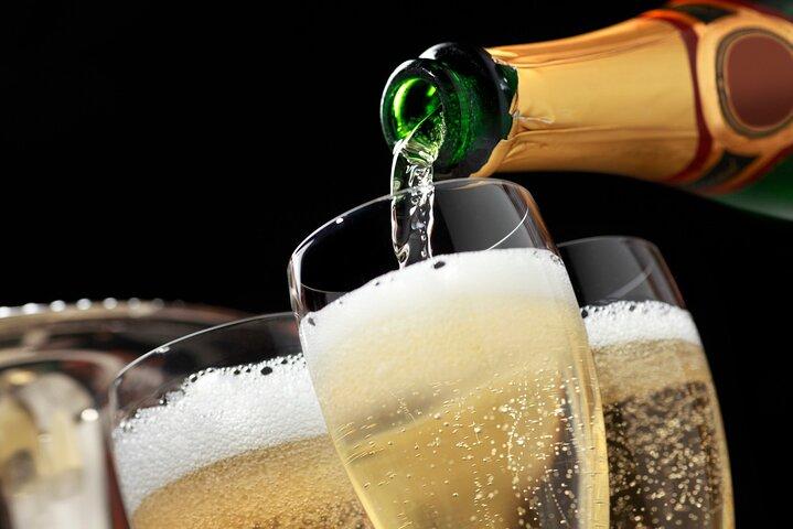 豪華なリムジンでシャンパンを飲みながらスターのような夜のラスベガス ストリップ - 3 時間または 5 時間