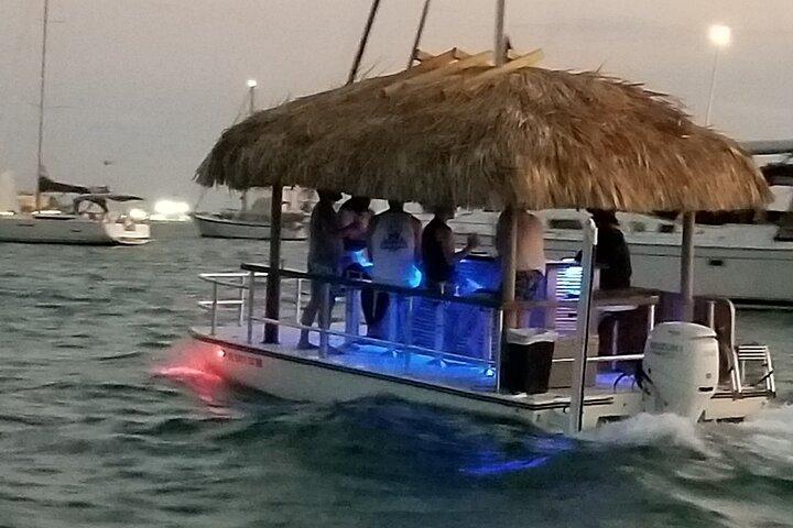 Key West: Crociera privata al tramonto su un'autentica barca Tiki Bar
