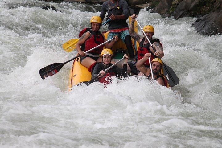 Classe 4 di rafting sulle rapide con pranzo - Arenal Tours