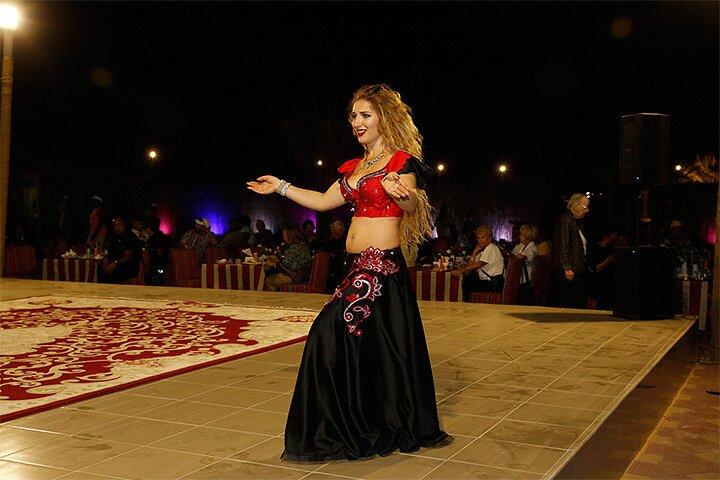 Sunset Desert Safari Dubai med Belly Dance & BBQ Dinner