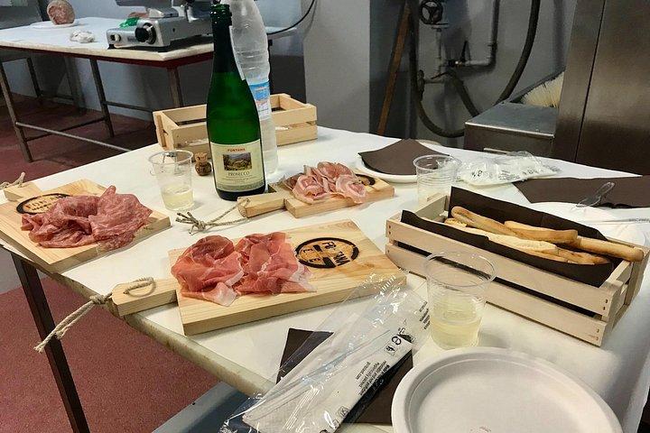 ユーガニアの丘、ハム、ワイン、オリーブ オイルの生産農場のプライベート デイ ツアー