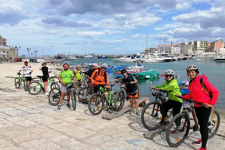 田園地帯と海岸の間のトラーニの自然の中での自転車ツアー