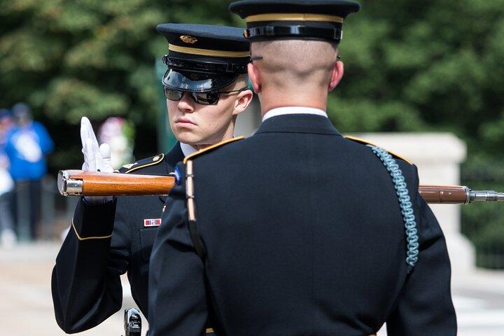 Tour privado a pie por el cementerio nacional de Arlington con cambio de guardia