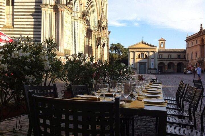 Apéritif devant la visite des grottes souterraines du Duomo et d'Orvieto