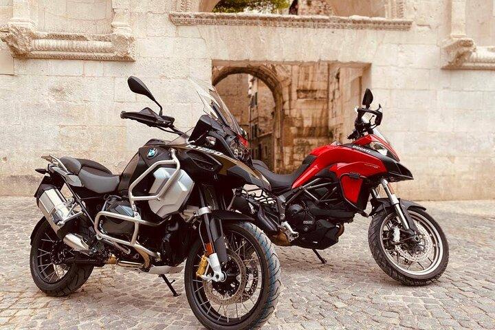 Louez une BMW R1250 GS ou Ducati Multistrada et explorez la côte et les îles croates