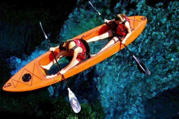 Biolumineszierende Kajak- oder Paddleboard-Sit-on-Top-Kajak-Hybridtour mit klarem Boden!