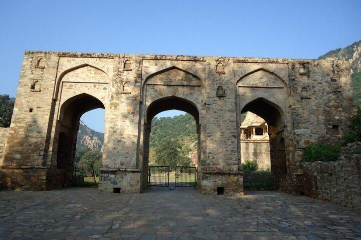 Trasferimento di sola andata da Alwar a Jaipur via Bhangarh & Abhaneri
