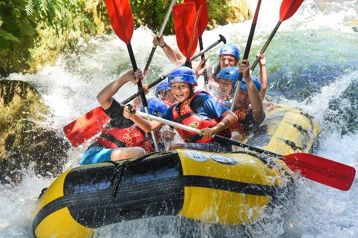 Experiencia de rafting de medio día en el río Cetina con salto desde acantilados y más