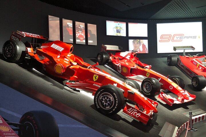 Ferrari World: Museer, Fabriksrundvisning, Simulator, privat transport