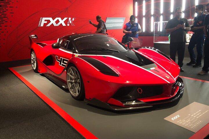 Ferrari World: Museer, Fabriksrundvisning, Simulator, privat transport