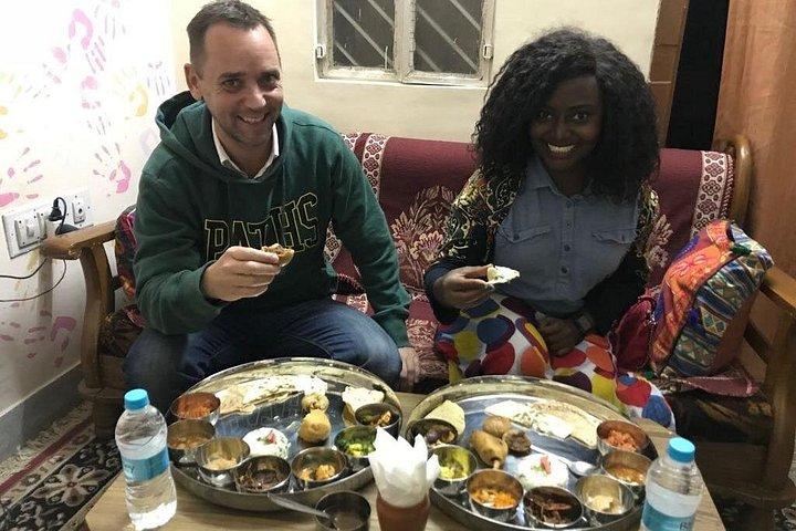 伝統的なインドのディナー付き、昼と夜のガイド付きジャイプール ツアー