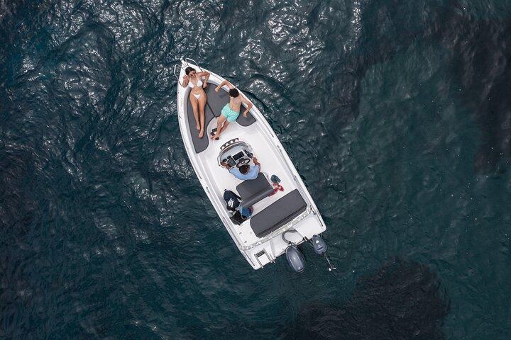 Alquiler de barco de día completo sin licencia en Santorini