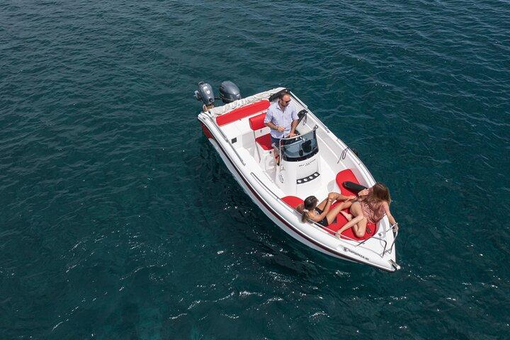 サントリーニ島でのライセンスなしの 1 日ボート レンタル