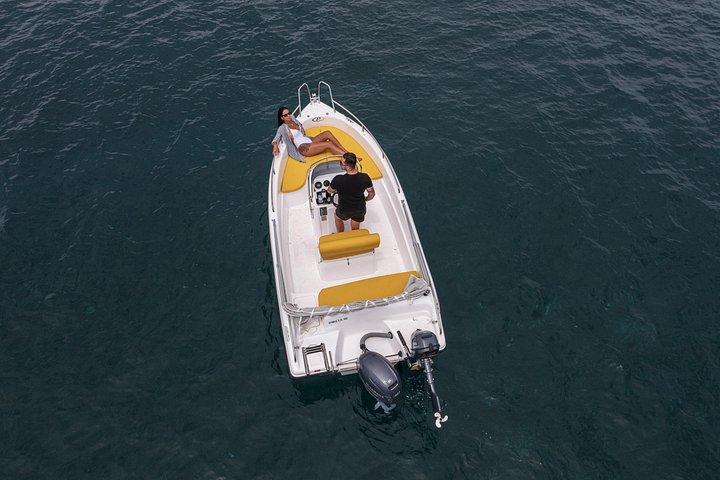 Vlichadaからサントリーニ島セルフドライブライセンスフリーボートレンタル