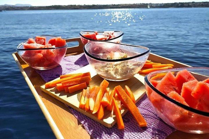 マヨルカ島でのセーリングアドベンチャー（シュノーケリング、軽食、ドリンク付き）