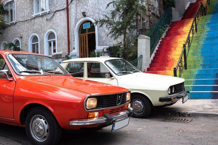 Privat: RedPatrol Bukarest kontrasterar Tour i en vintage bil