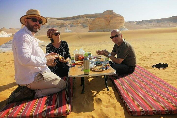 Övernattningscamping White Desert (Baharaya Oasis) & Kairo privata transfers