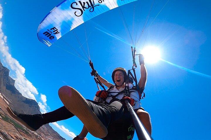 Akrobatischer Gleitschirmflug mit spanischem Meister auf Teneriffa