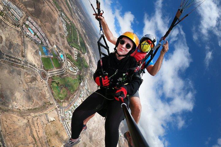 Akrobatischer Gleitschirmflug mit spanischem Meister auf Teneriffa