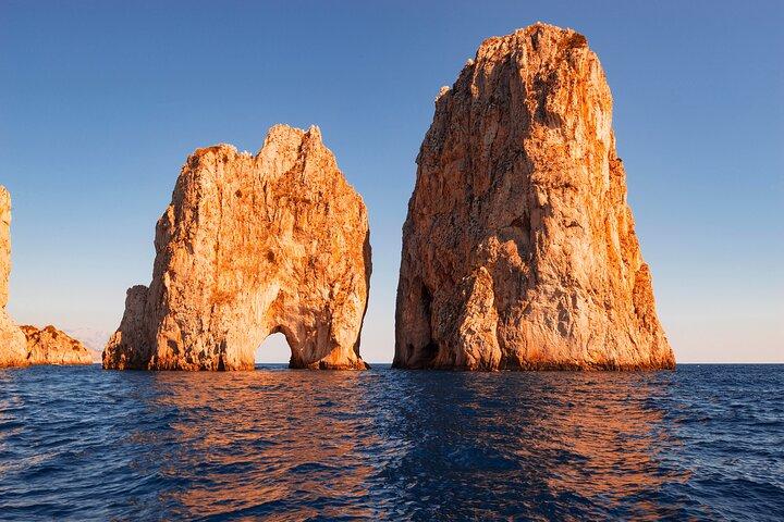 Excursão de meio dia em grupo pequeno para Capri & Blue Grotto de Sorrento