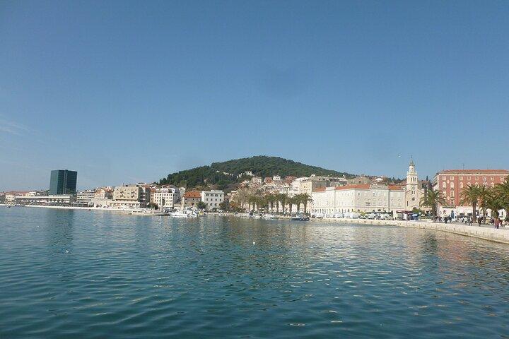 Cruzeiro panorâmico ao pôr do sol na Riviera Split com vibrações de verão no barco