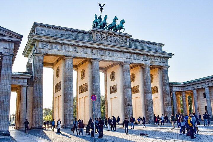 プラハからベルリンへ、地元のドライバーによる観光スポット付きのプライベート送迎