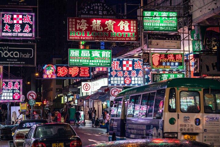 Hong Kong Private Walking Tour com um local
