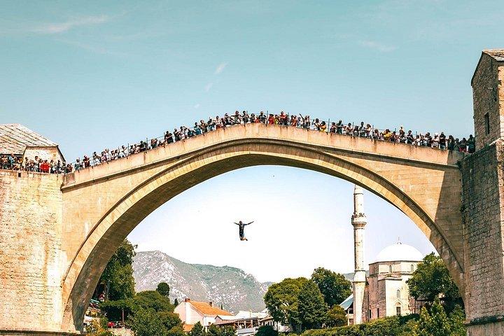 ボスニアの小グループ観光ツアー。モスタル、クラヴィツァの滝など