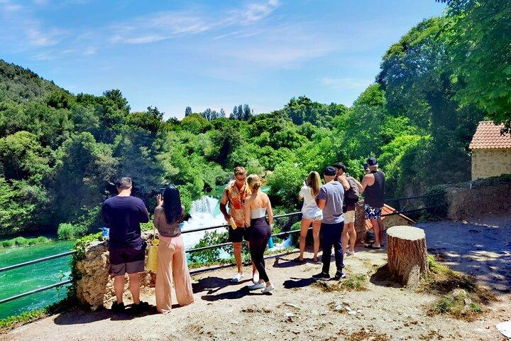 スプリットとトロギールからのツアーガイドとワインテイスティング付きのクルカ国立公園ツアー