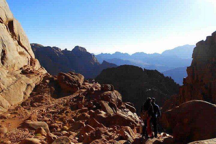 ダハブからのシナイ山の日の出と聖カタリナ修道院の旅