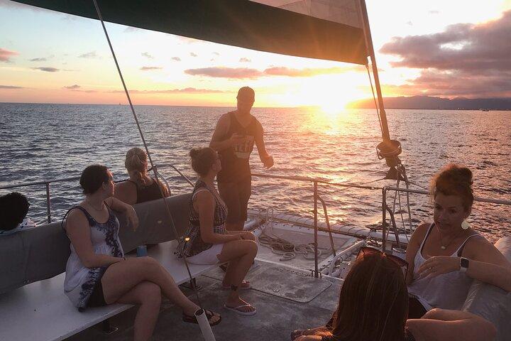 Experiencia de vela al atardecer en catamarán en Waikiki
