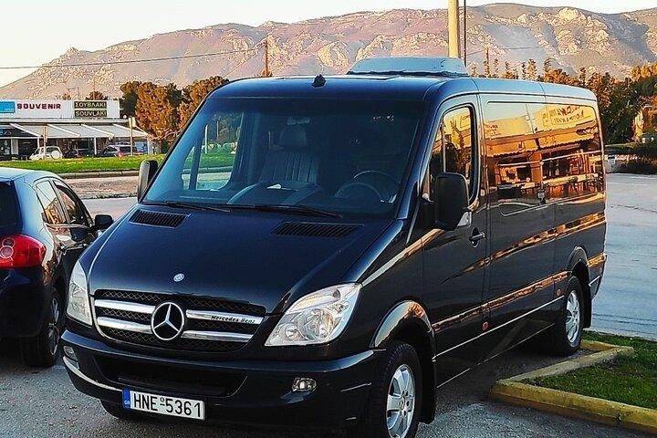 Traslado econômico de ida e volta ao Aeroporto de Santorini (máximo de 4 paradas)