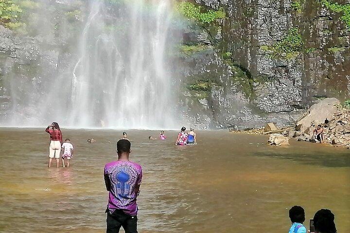 Excursión privada de día completo a las cataratas de agua de Wli y al santuario de monos