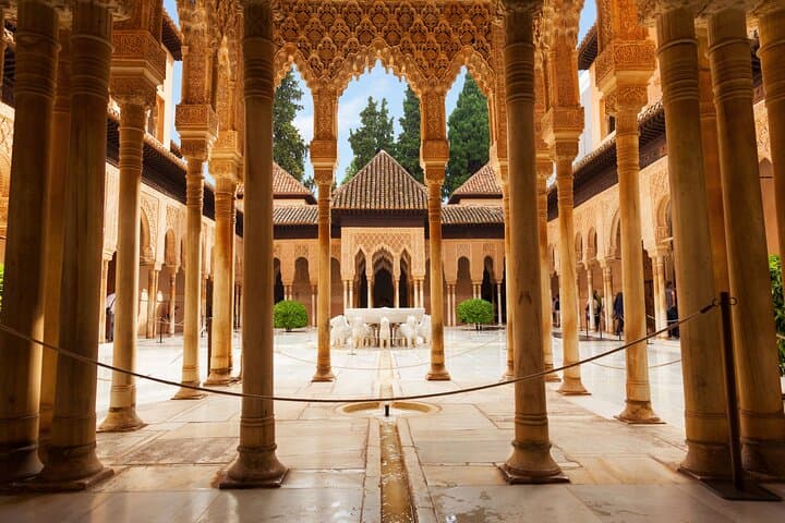 Alhambra Guided Tour with Generalife Gardens