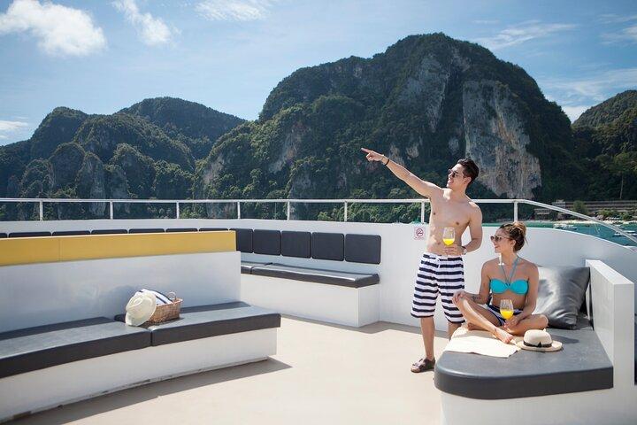 Da Phuket alle isole Phi Phi in crociera con pranzo e snorkeling