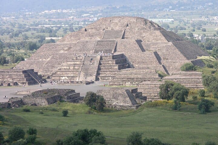 Historical downtown Mexico City & Teotihuacan Pyramids Mezcal tasting
