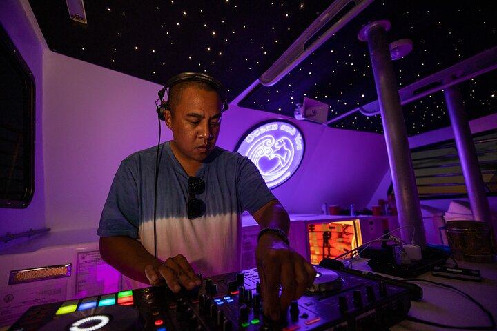 Premier Waikiki Sunset Party Cruise med Live DJ og fuld bar