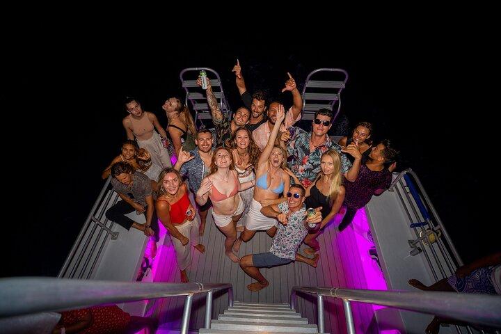 Premier Waikiki Sunset Party Cruise med Live DJ og fuld bar