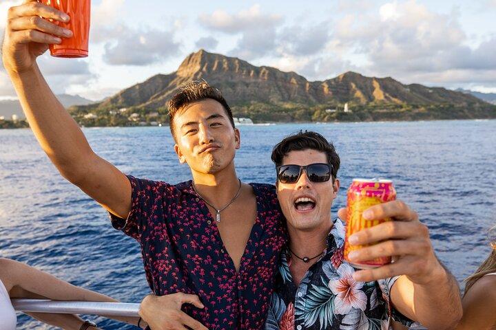 Premier Waikiki Sunset Party Cruise med Live DJ og fuld bar