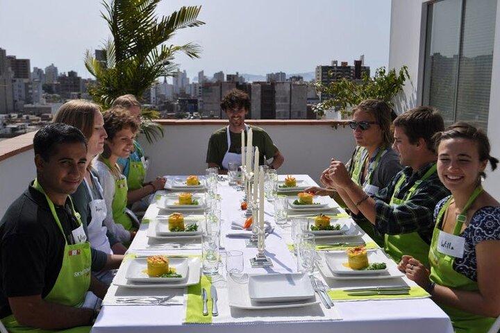 Markttour, proeverij van 35 fruit en 4-gangen Peruaanse kookcursus in Lima