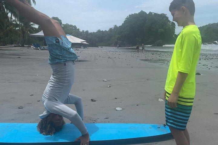 Privé surfles+ op het strand van Manuel Antonio