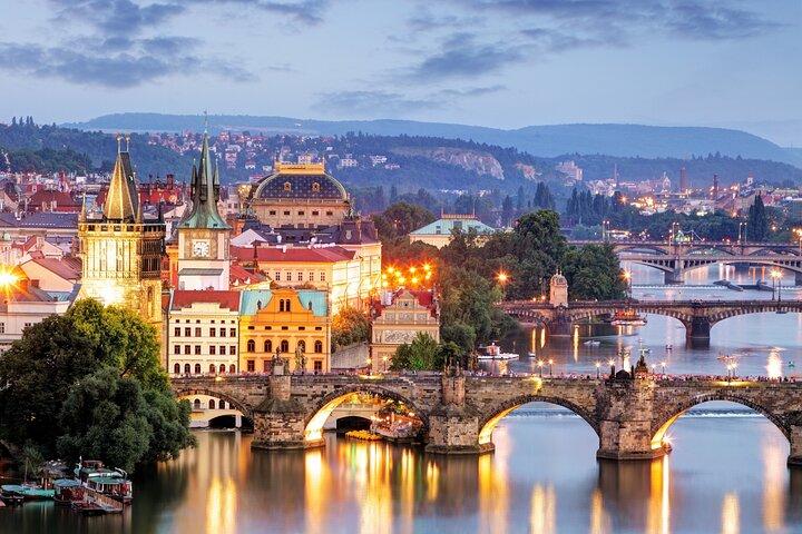 Am Abend einen Spaziergang in Prag